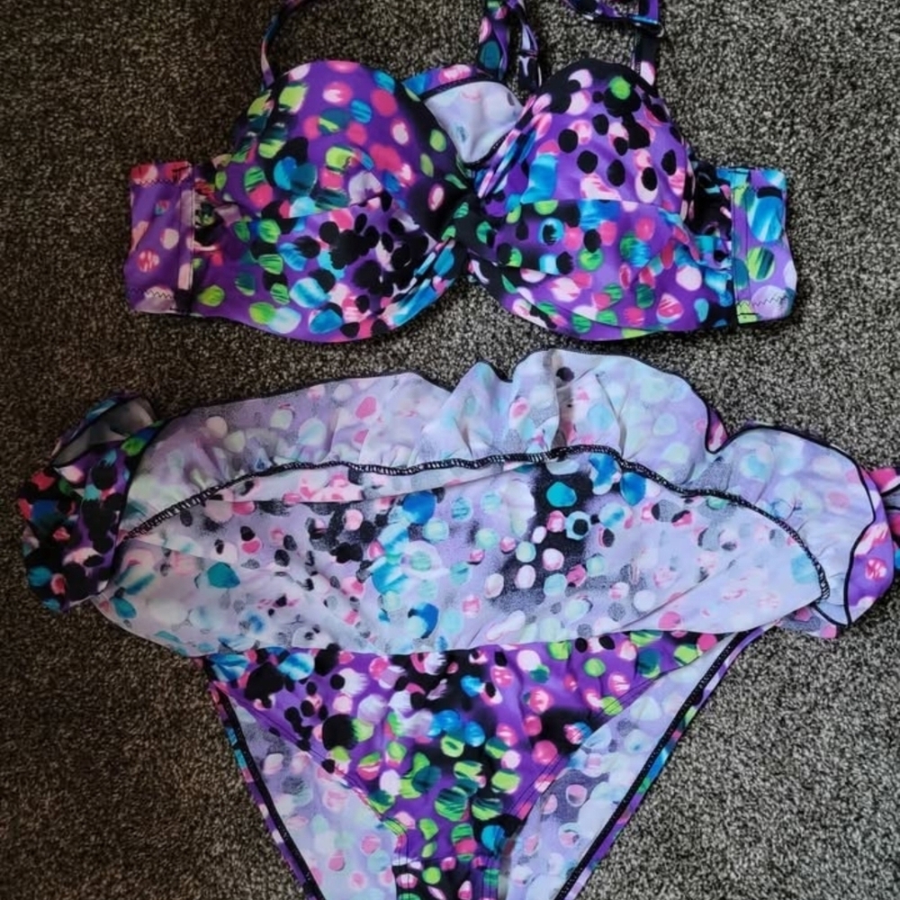 Bikini - Picture 2 of 2